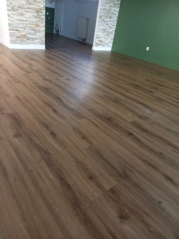 Pose de dalle plombante dans un salon de maison à Andrézieux-Bouthéon